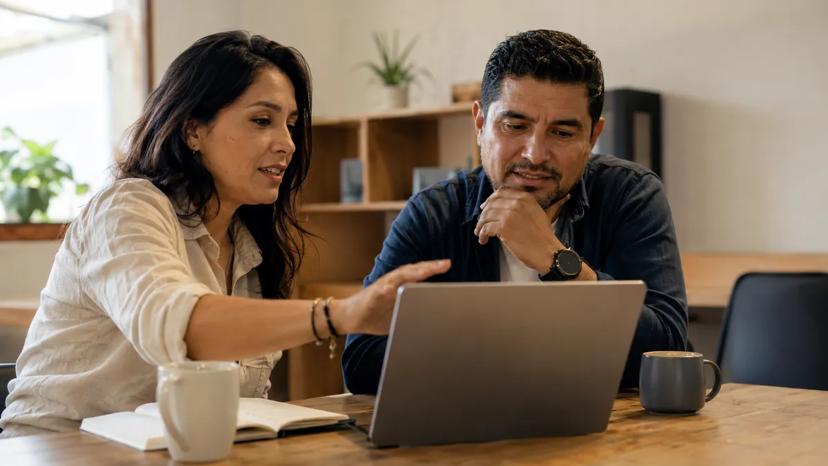 Consultora mostrando a un emprendedor cómo GoHighLevel automatiza la captación de clientes